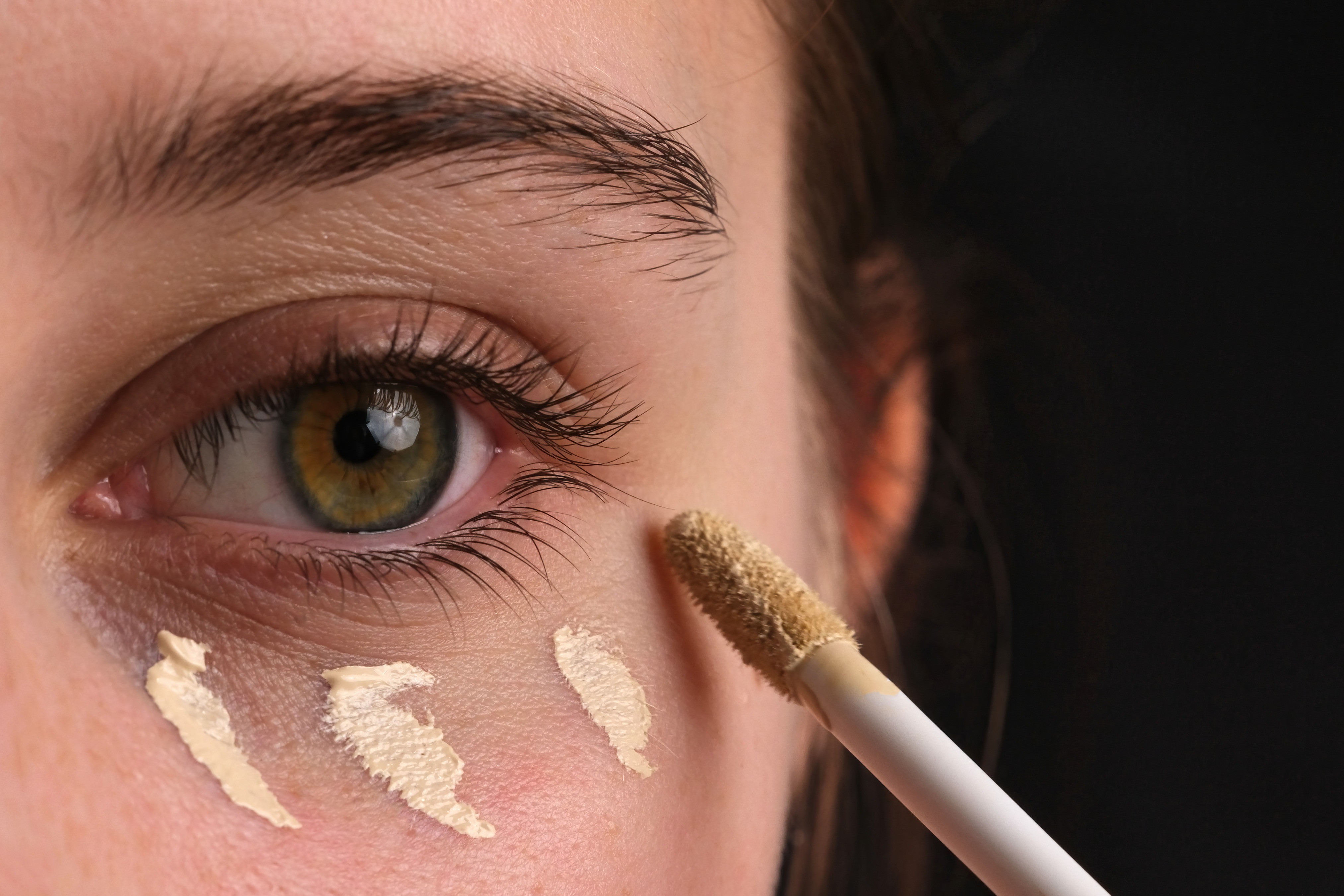 Какво съветват професионалистите за нанасянето на коректор при фини линии?